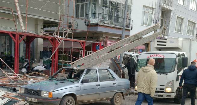 İSMET PAŞA CADDESİN DE İSKELE DEVRİLDİ ALLAH KORUDU!!!!